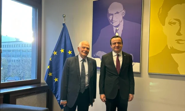 Kurti trifft sich mit der Borrell von Lajcak zusammen, die Elemente des Abkommens Kosovo-Kosovo diskutierten Serbien