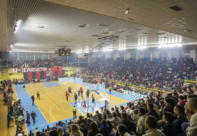 FBK forcé d'interdire l'hymne du Kosovo souvent sifflant par les fans