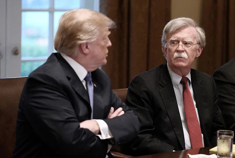 Donald Trump padit John Boltonin