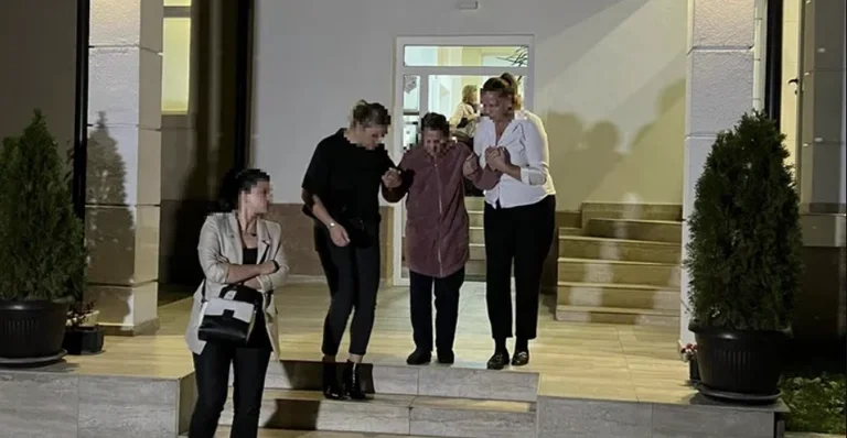 Familjarët e tërheqin nga shtëpia të moshuarën që u rrah nga infermieret