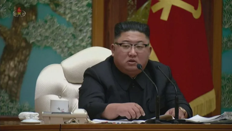 Kim Jong-Un përzë nga partia dhe nga detyrat disa zyrtarë me të cilët po mbante mbledhje