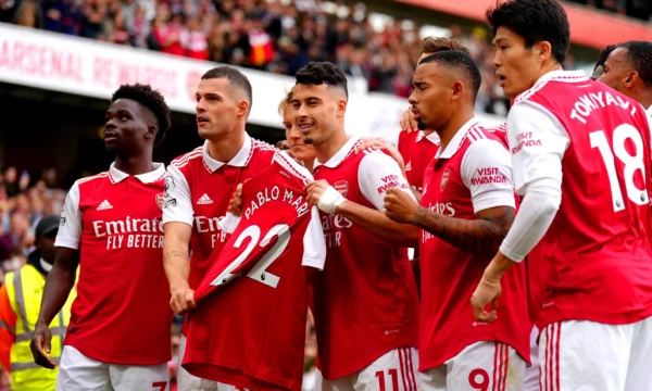 Arsenal continua a guidare il campione del titolo in Premierligë