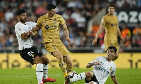 Lewandowski scores en bas, Barcelone prend tous les scores de Valence