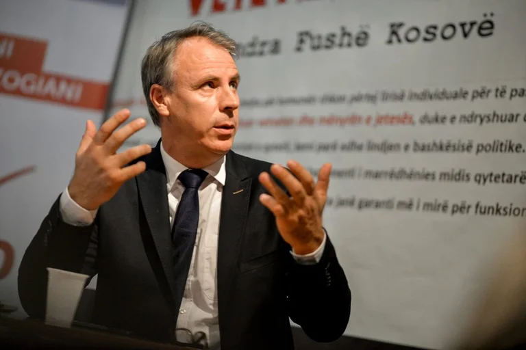 Kosovo está siendo reprobado por Occidente, que los Zogiani del VV lamentaron y borraron.
