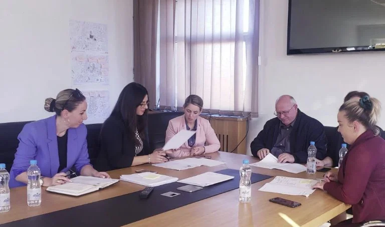 Il comune di Pristina condivide 10.000m e 500 euro per 21 nana/laloga parte dello schema sociale