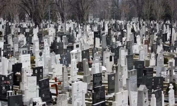 Serben essen Mittagessen auf dem Friedhof: Ausländer erleben kulturelle Schock, wenn sie nach Serbien gehen