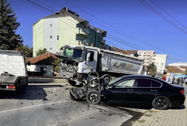 Der schwere Unfall zwischen dem LKW und dem Auto in Lipjan gibt es Menschen verletzt.