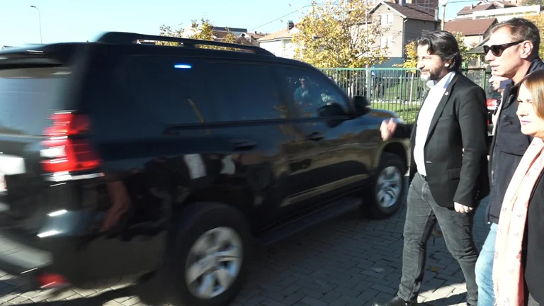 Rama avanza senza essere violato dalla jeep del primo ministro