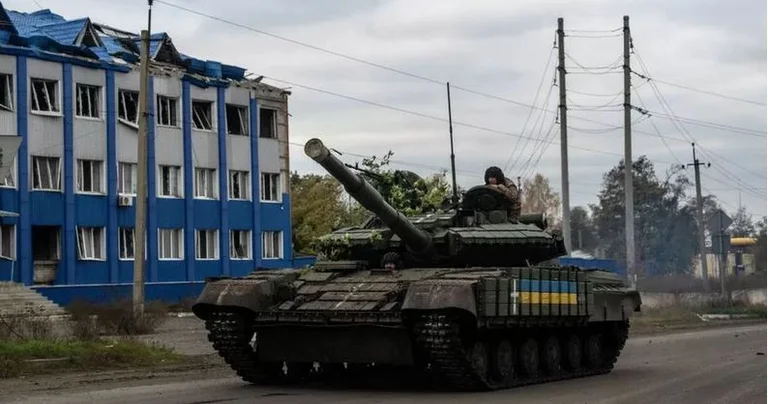 La guerre en Ukraine : les tactiques russes sur le front est sont folles, dit Zelensky