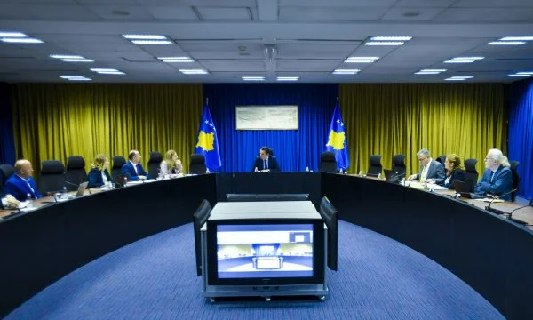 Kurt rencontre la Commission de la santé, parle de la venue de médecins de l'étranger.