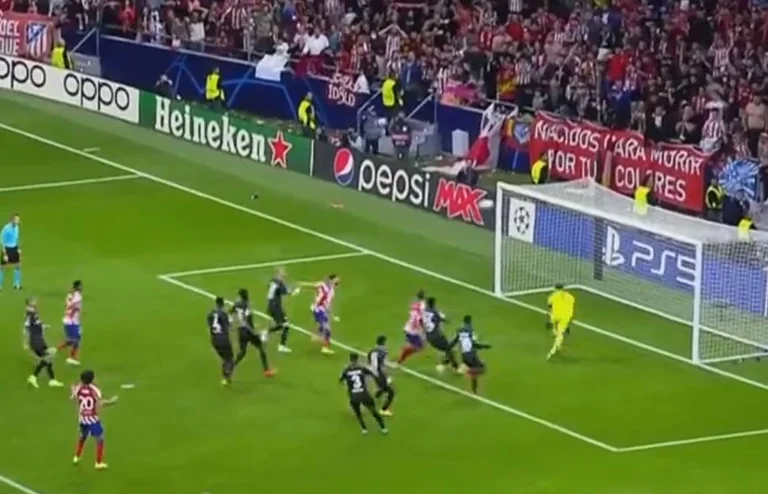 Nach dem Abschluss des Spiels mit seinem Signal sah Clement Turpin VAR aus und erhielt die Strafe für Atletico, Carrasco verlor es.