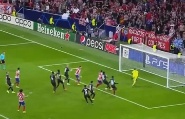 Nach dem Abschluss des Spiels mit seinem Signal sah Clement Turpin VAR aus und erhielt die Strafe für Atletico, Carrasco verlor es.