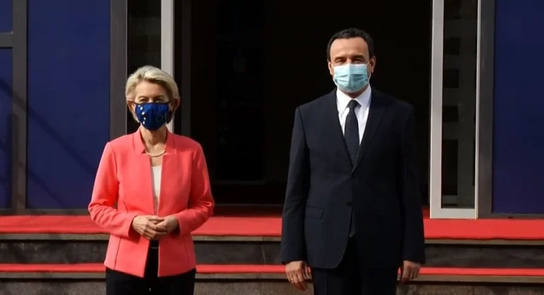Vaughn der Leyen geht zu einem Treffen mit Kurt