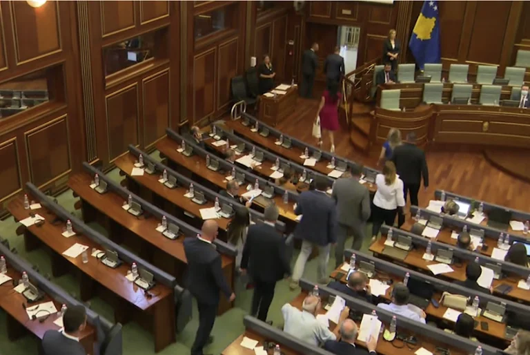 Serbische Liste geht morgen nach Belgrad, Fortsetzung Parlament Boykott
