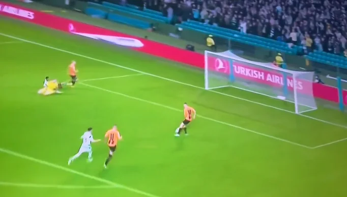 Come fa a perdere questo caso, ragazzo? Shakhtar Player With Year's Loss in Champions League