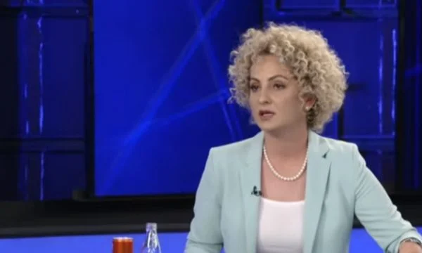 “Albini ecën nëpër ëndrrat e të varfërve”, Kadaj-Bujupi ironizon me qëndrimin e Kurtit në hotelin luksoz