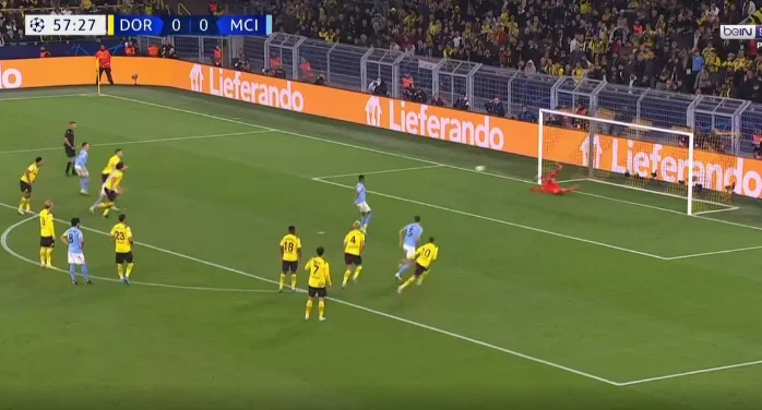 Mahres manca la pena, il portiere Dortmund si mostra nella Champions League.