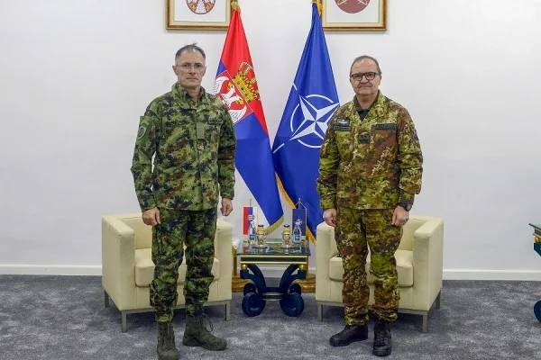 Jefe de la KFOR se reúne con el comandante del ejército serbio