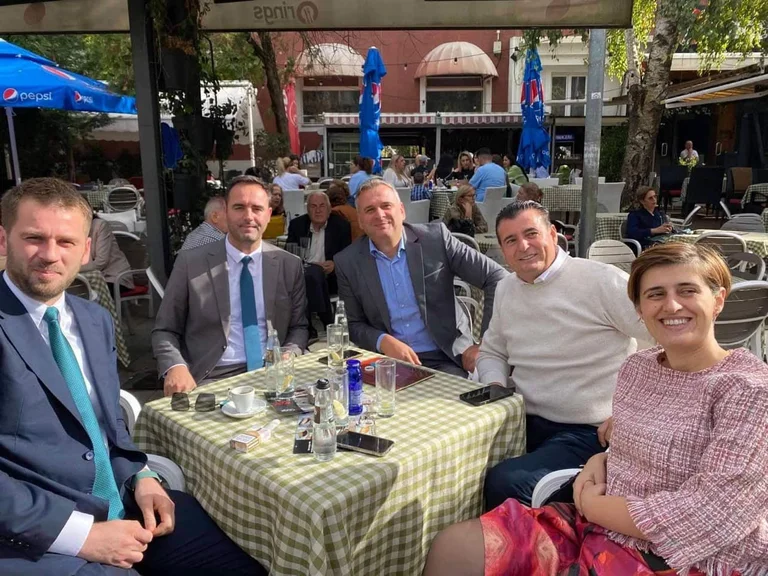 Café Bahtiri con Conjufe: ¿Qué está advirtiendo a tu amigo?