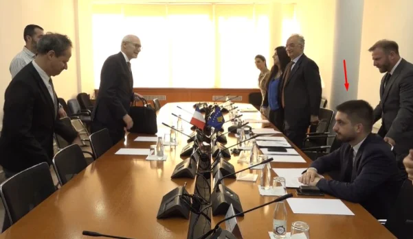 Il nonno di VVA non onora l'ambasciatore francese in piedi come altri parlamentari.