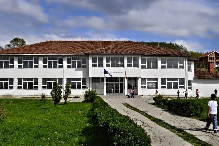 V IDEO: Gli studenti di Rahovec picchiano brutalmente il loro compagno di classe