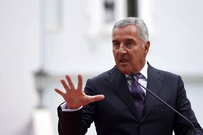 Djukanovic viene a Kosovo, varias calles bloqueadas