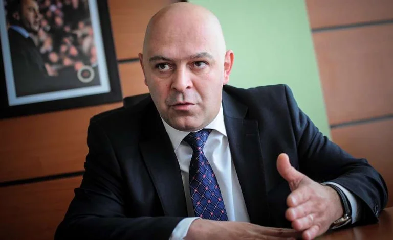 Djind mostra un elemento della riunione di Kurti { Haradinaj