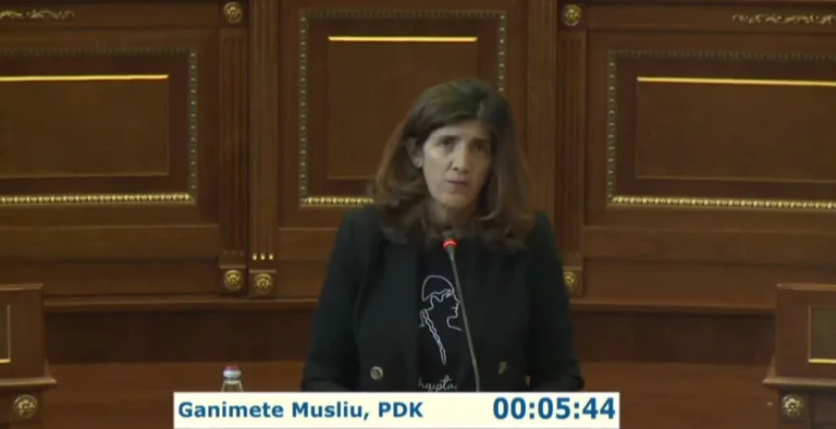 Musliu mit Shote Galiceen auf dem T-Shirt: Heute ist mehr denn je die Moral des Soldaten und der Polizei auf den Boden im Kosovo gefallen