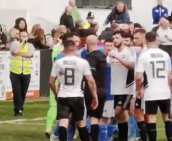Video che non hai visto in tempo di calcio. Plas pugno tra i giocatori dopo due carte rosse.