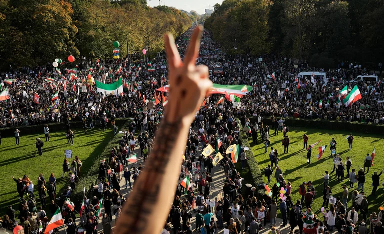 Berlino: oltre 80.000 persone protestano contro i diritti delle donne in Iran (FOTO)