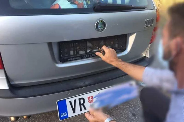 Seulement 15 voitures enregistrées par les Serbes dans les plaques d'immatriculation RKS, le MPB dit que ce processus se termine le 13 octobre