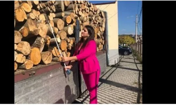 Schulleiter in Kchiq, Mitrovica, geht von Hof aus, um Holz genau zu messen