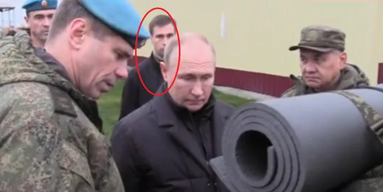 Putin besucht ein Militärlager: Mit mir der Mann und der rote Stierkoffer