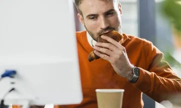 Warum Essen auf dem Schreibtisch schädlich für die Gesundheit ist