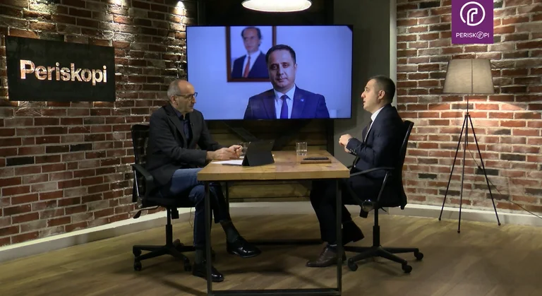 Driton Selmanaj davanti a Ilir Mirina