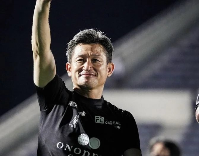 Col Kazuyoshi Miura breaks his record for the oldest player to play active football