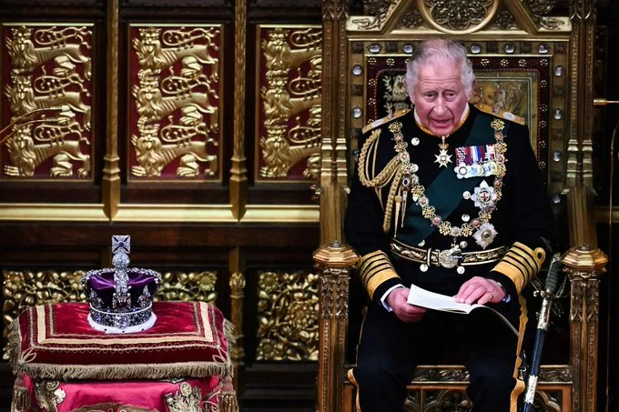 Official, das ist das Datum, an dem König Charles III gekrönt wird.