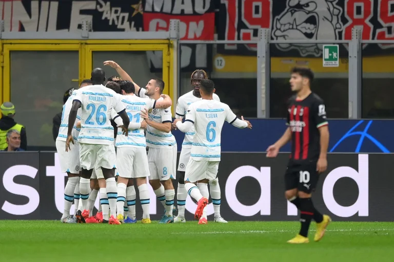 Chelsea derrota a Milán por segunda vez, el Real Madrid se aleja, SPG no lo quiere en Francia en Benfia.