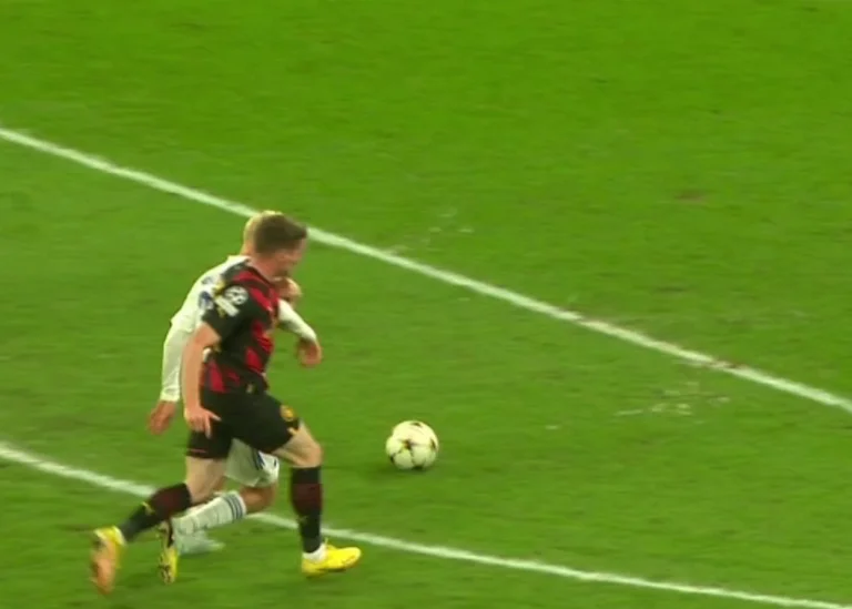 Man City remains without a player in the field, following VAR review, the judge shows the red card.