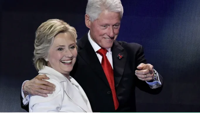 Hillary y Bill Clinton marcan el 47 aniversario de la boda