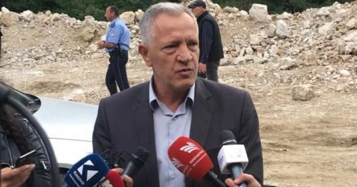 Le procureur en chef de Ferizaj confirme l'opération avec les villas de Brezovica : elle devient identification, puis séquençage.