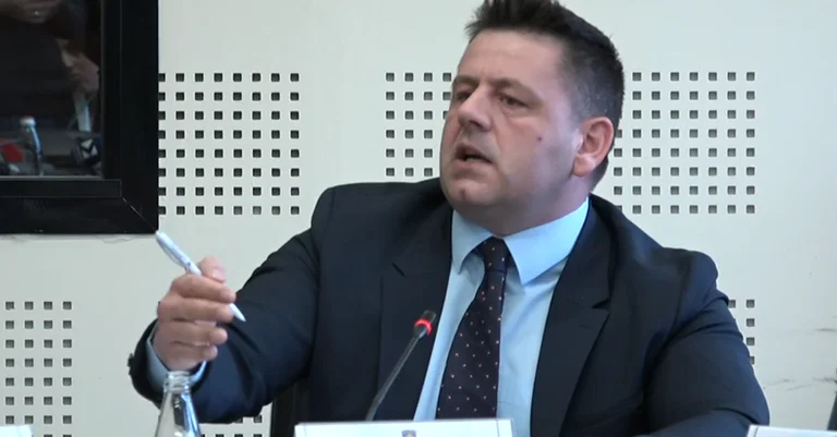 Berisha: Kurt caerá después del invierno, cuando tus dedos estén congelados por los que juran en Facebook