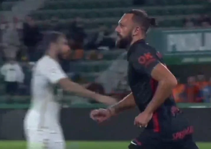 Muriqi después de la meta que anotó contra Elche, obtiene tarjeta roja del juez
