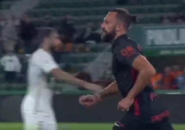 Muriqi nach dem Tor erzielte er gegen Elche, bekommt rote Karte vom Richter