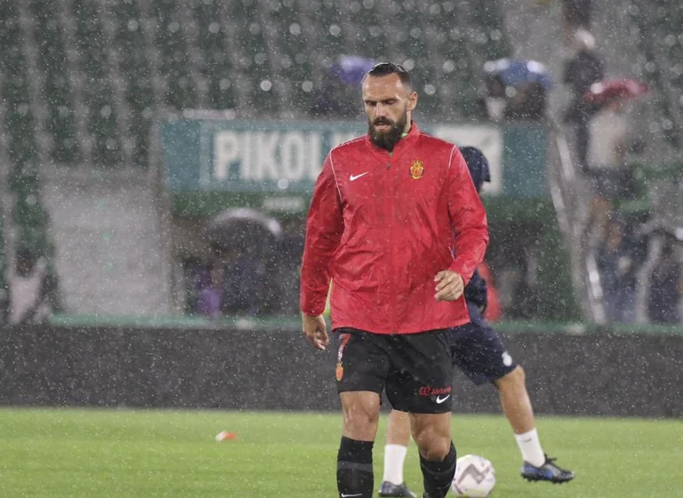 La tempête se calme. Elche commence à sortir ensemble.