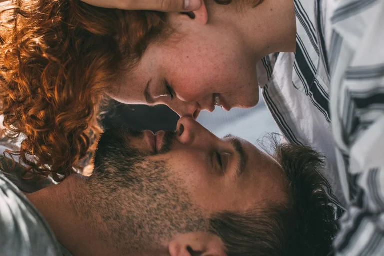 Queste sono posizioni sessuali, preferibili e meno popolari negli uomini e nelle donne!