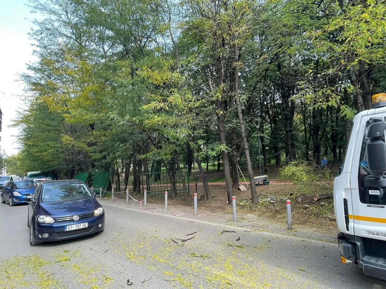 The fences are removed: The road leading to the City Park will be one - way (see the video Perscope reported around it)