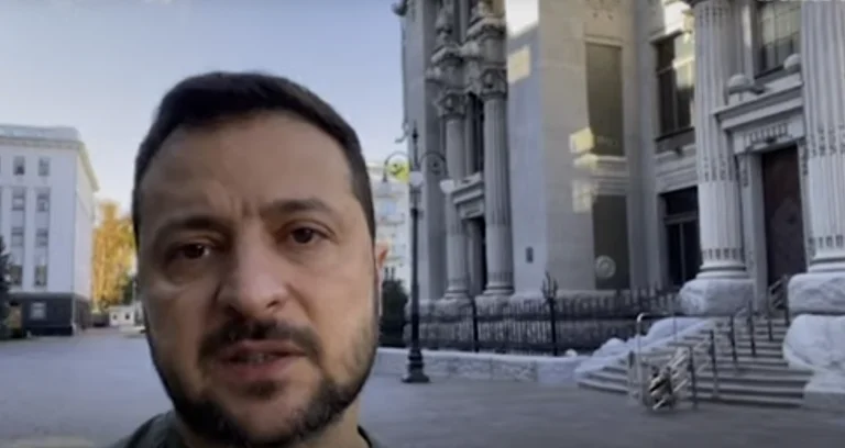 Zelensky fuori dal suo ufficio, vicino a dove sono caduti i missili russi: stiamo affrontando terroristi.