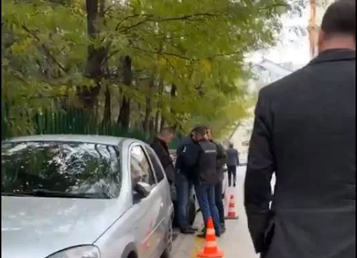 Département d'inspection de Pristina avec action au City Park, commence à enlever les clôtures et libérer les trottoirs