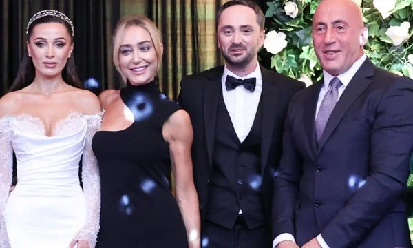 Ramush Haradinaj präsentieren auch bei der Hochzeit des kurzen Jungen Fyza